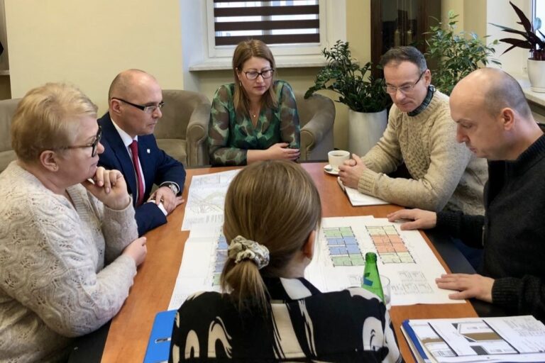 𝗦𝗽𝗼𝘁𝗸𝗮𝗻𝗶𝗮 𝘄 𝗚𝗺𝗶𝗻𝗮𝗰𝗵 – 𝗢𝗺𝗼́𝘄𝗶𝗲𝗻𝗶𝗲 𝗞𝗼𝗻𝗰𝗲𝗽𝗰𝗷𝗶 𝗣𝗿𝗼𝗷𝗲𝗸𝘁𝗼𝘄𝗲𝗷