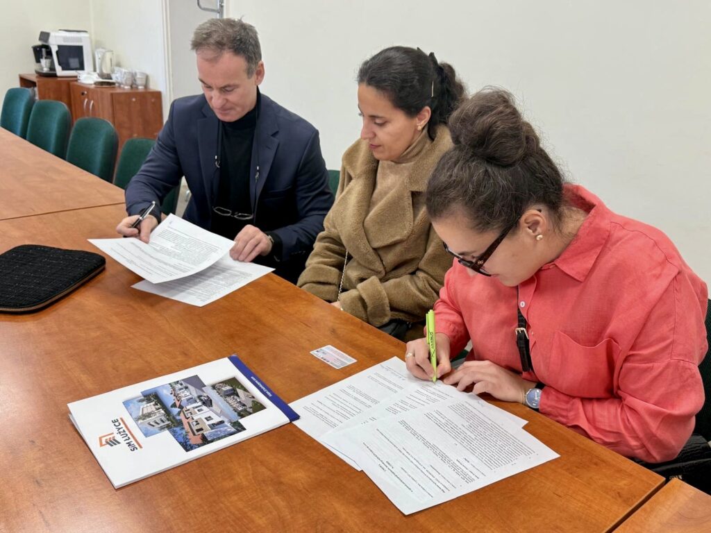 0efe8abf-2c07-4410-8c2c-3700cd79d089